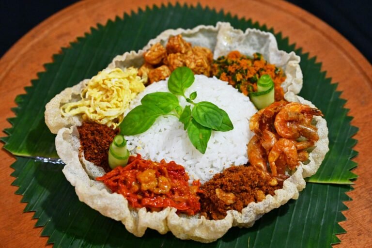 Kuliner Khas Sunda Nasi Timbel Karedok dan Peuyeum