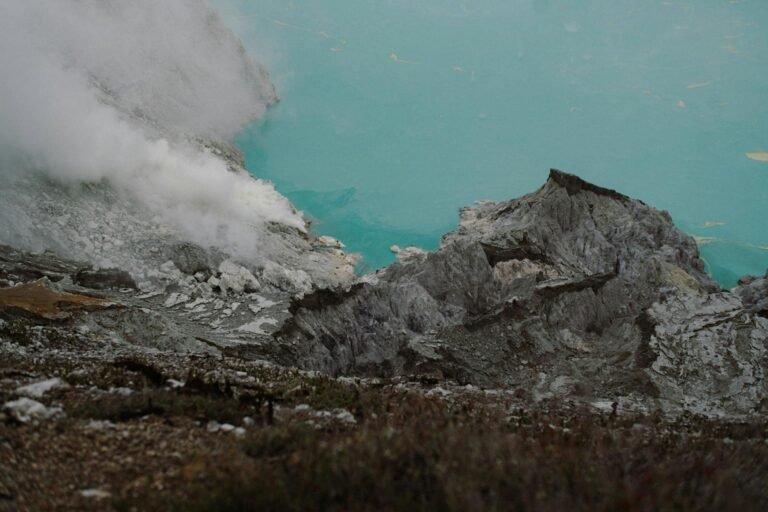 Pesona Kawah Ijen dan Blue Fire yang Mendunia